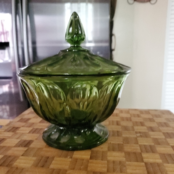 🍃 Avocado Green Candy Dish with Lid - Picture 2 of 5